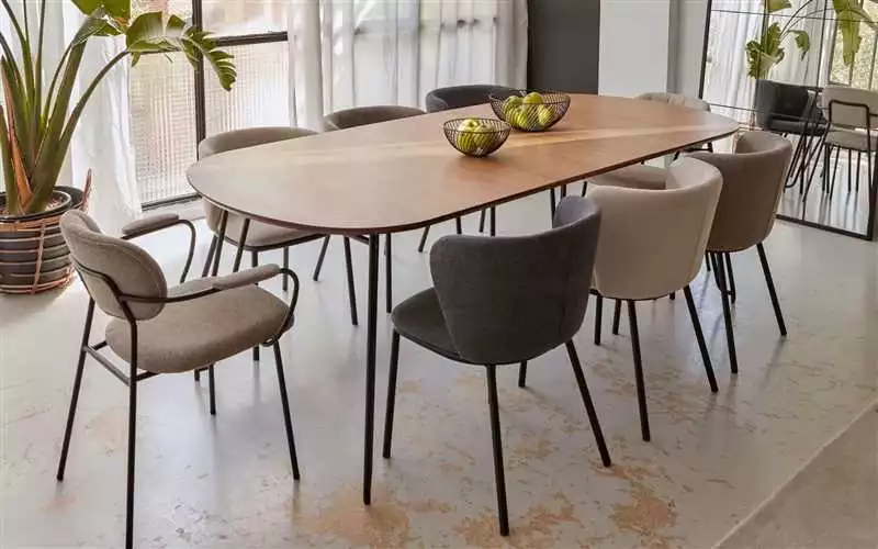 Необычные столы и стулья для современного коттеджа